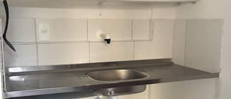 Kylskåp, mikrovågsugn och grytor/köksredskap