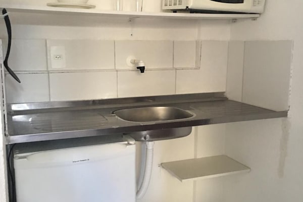 Refrigerador, microondas y utensilios de cocina