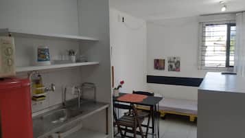 Quarto standard, 1 cama de casal e sofá-cama | Cozinha americana privada | Geladeira, micro-ondas