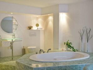 Bathtub, jetted tub, hair dryer, towels