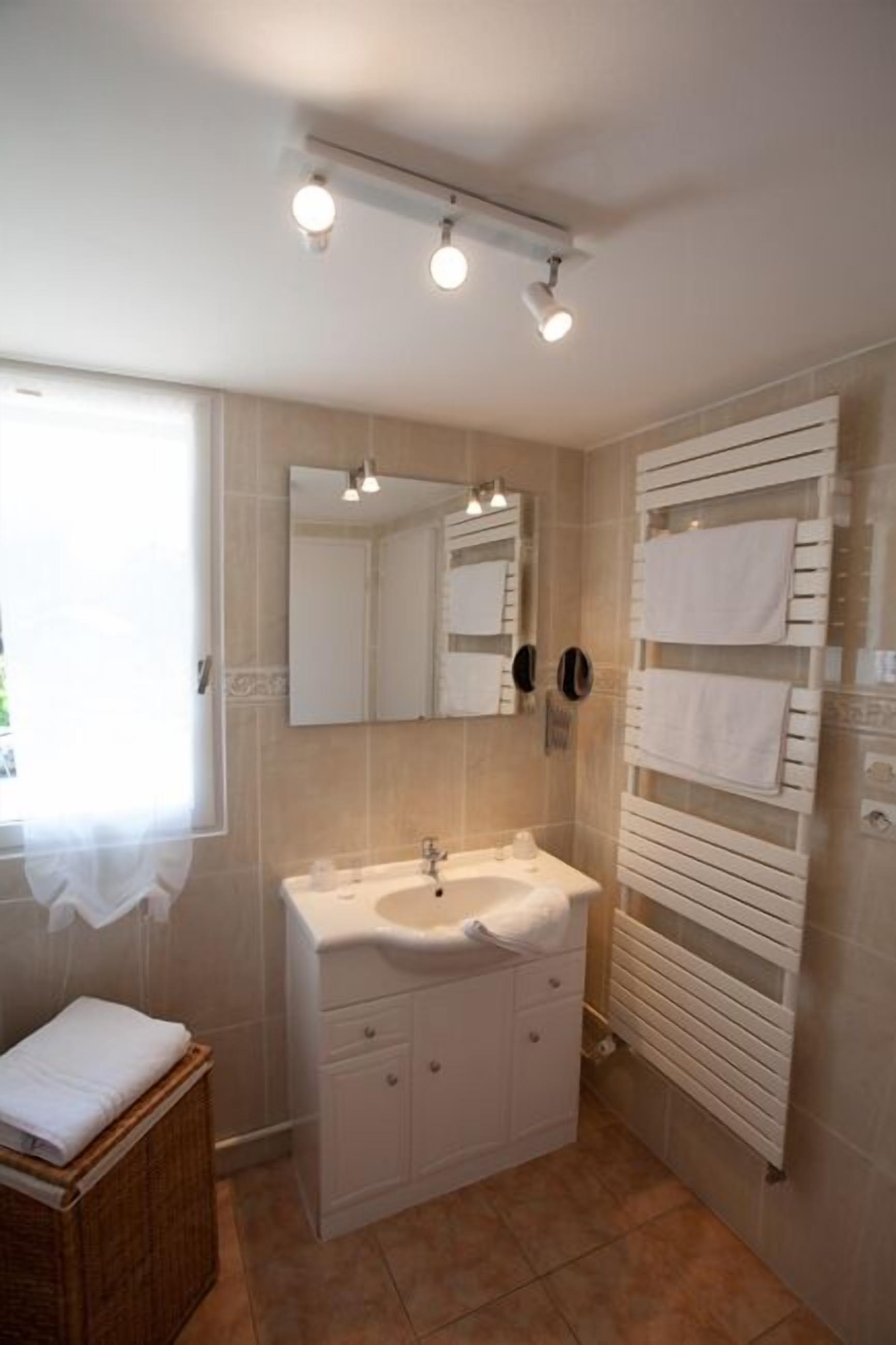 comfort double room | bathroom | free toiletries, hair dryer, towels
