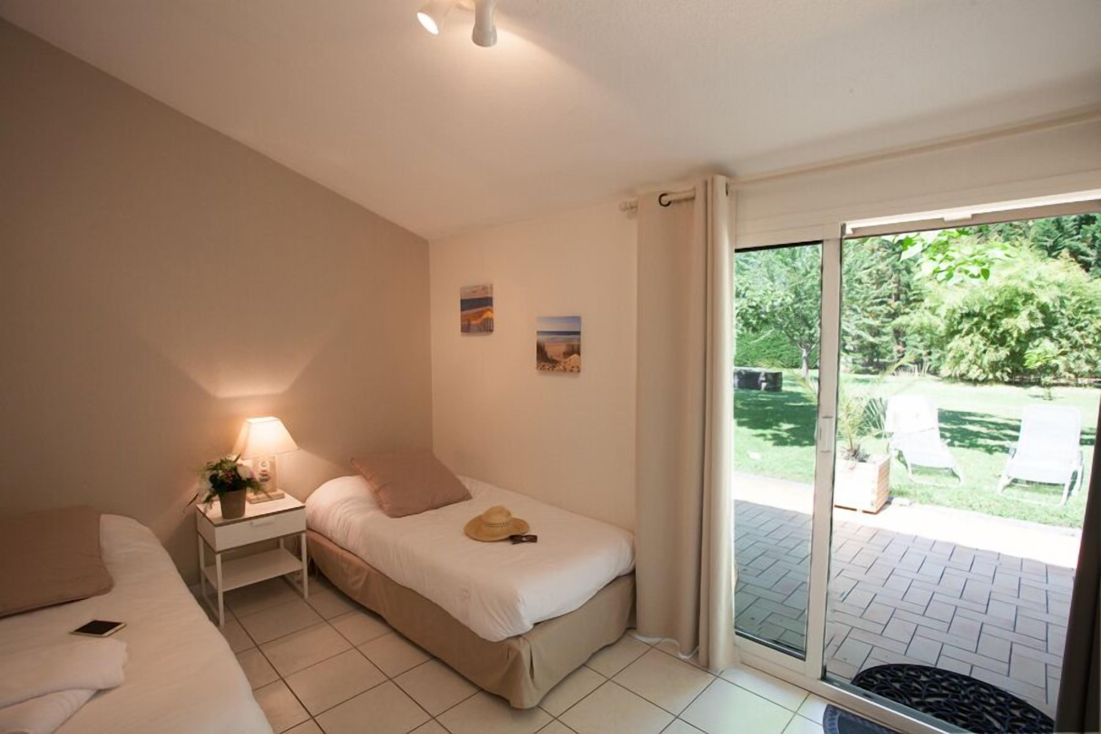 family room | 2 bedrooms, free wifi, bed sheets