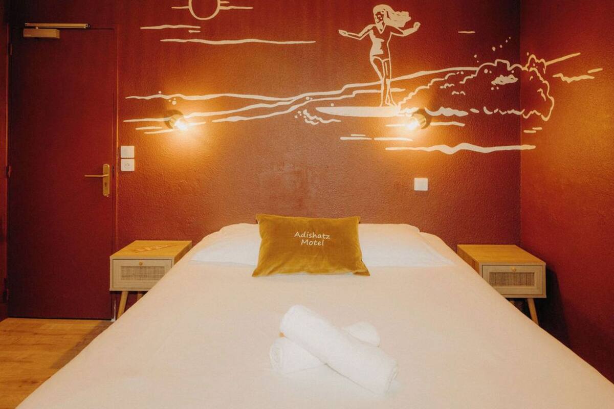 Free WiFi, bed sheets