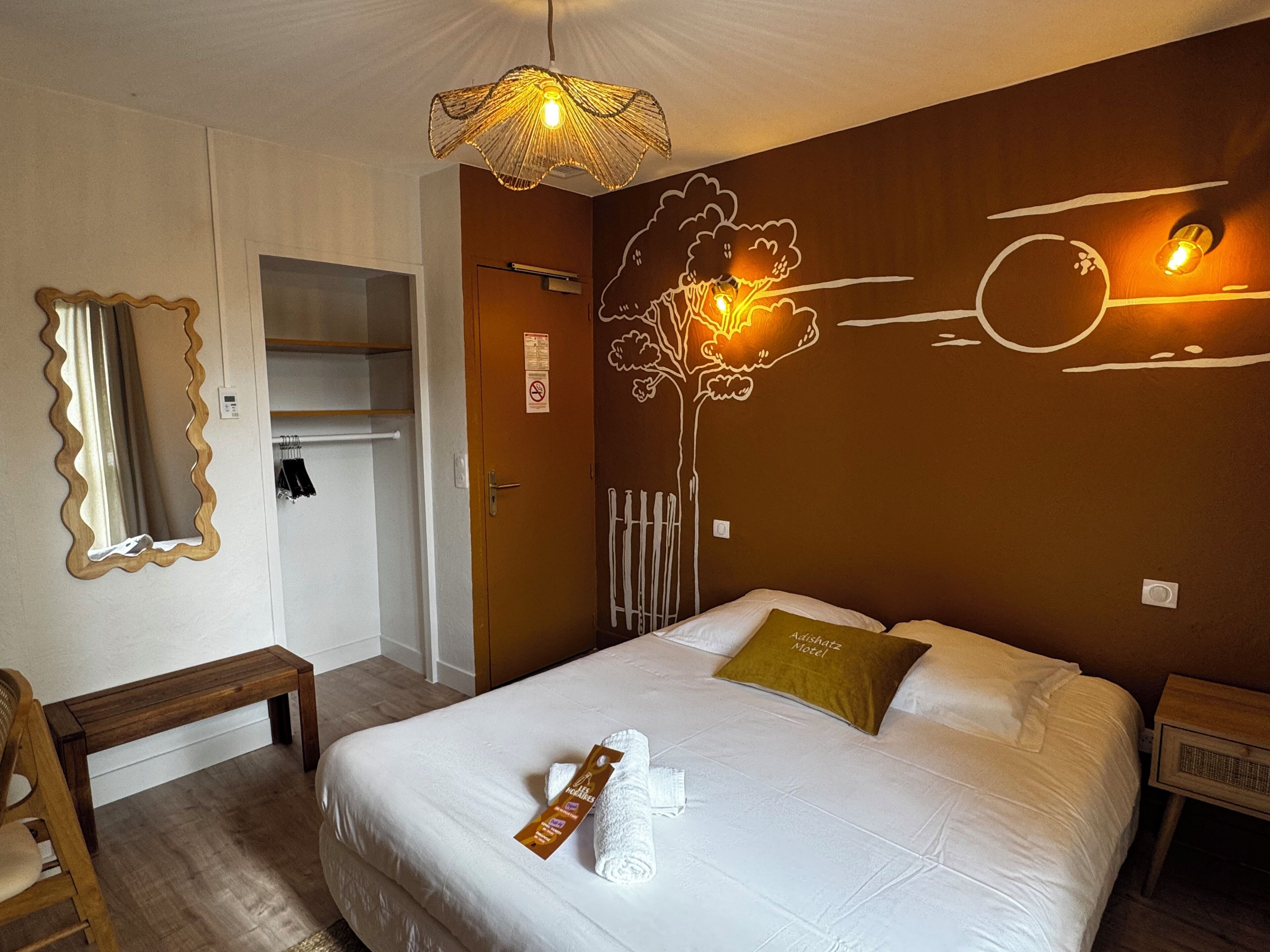 Free WiFi, bed sheets