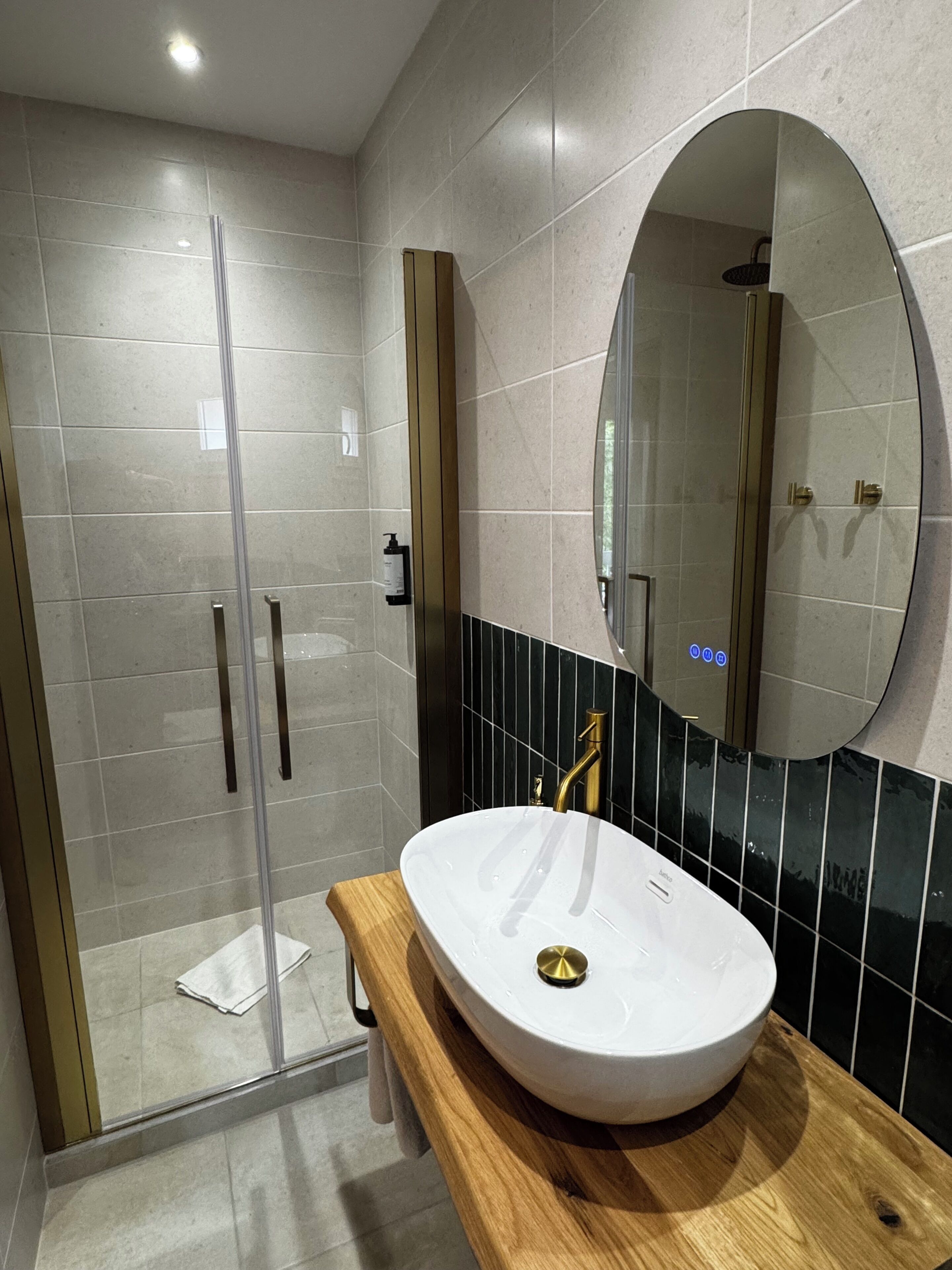Habitación familiar | Baño | Amenidades de baño gratuitas, secadora de cabello, toallas 