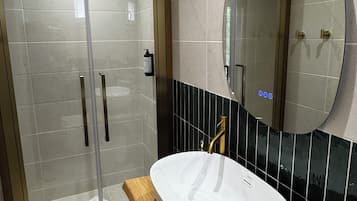 Habitación familiar | Baño | Amenidades de baño gratuitas, secadora de cabello, toallas