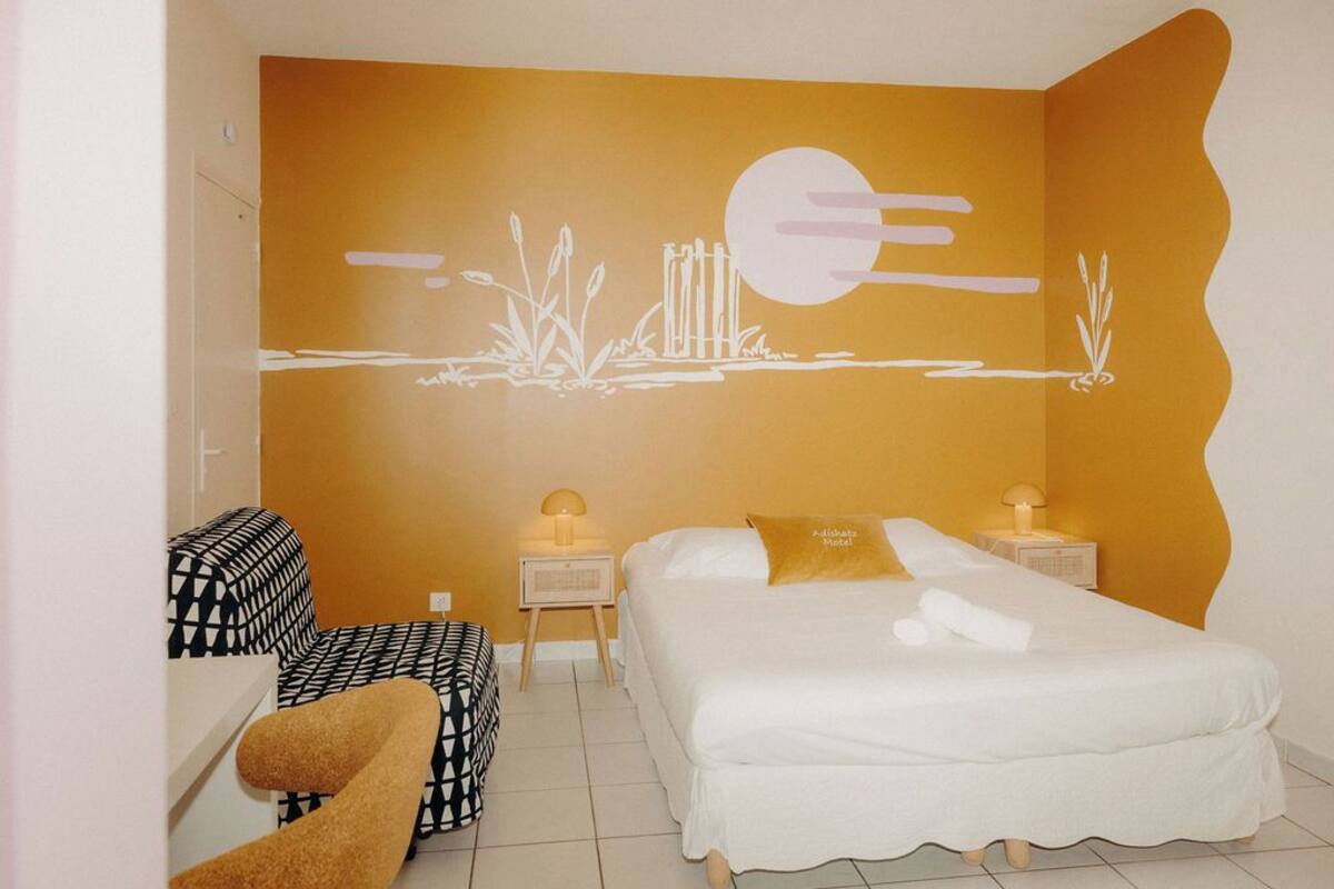 Free WiFi, bed sheets