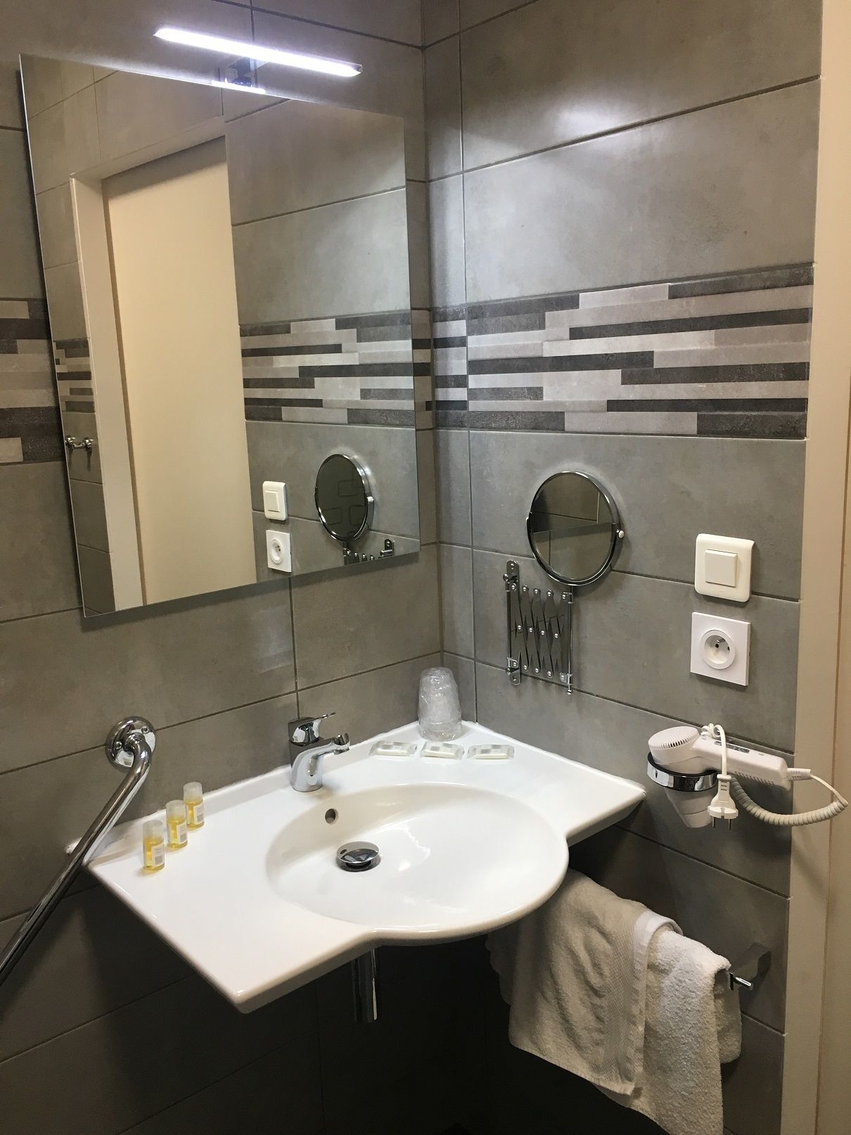 triple room, accessible | bathroom | free toiletries, hair dryer, towels