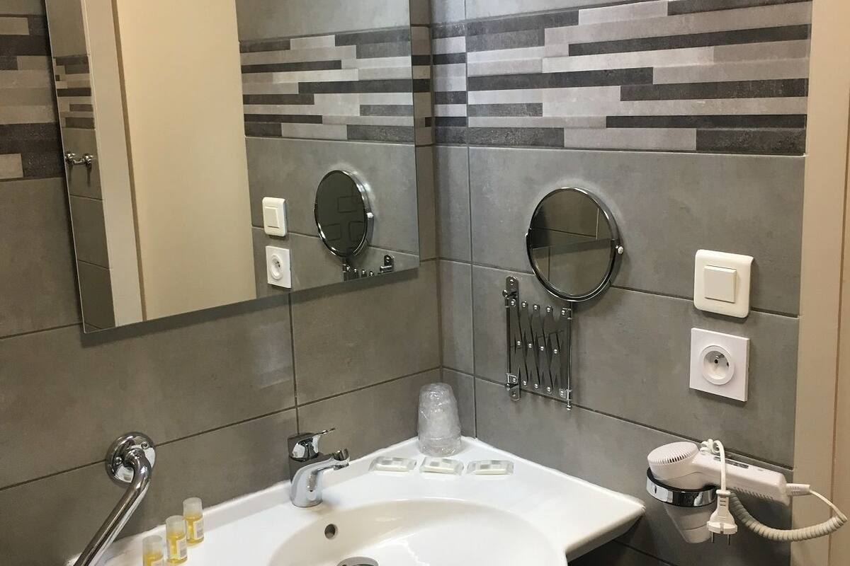 triple room, accessible | bathroom | free toiletries, hair dryer, towels