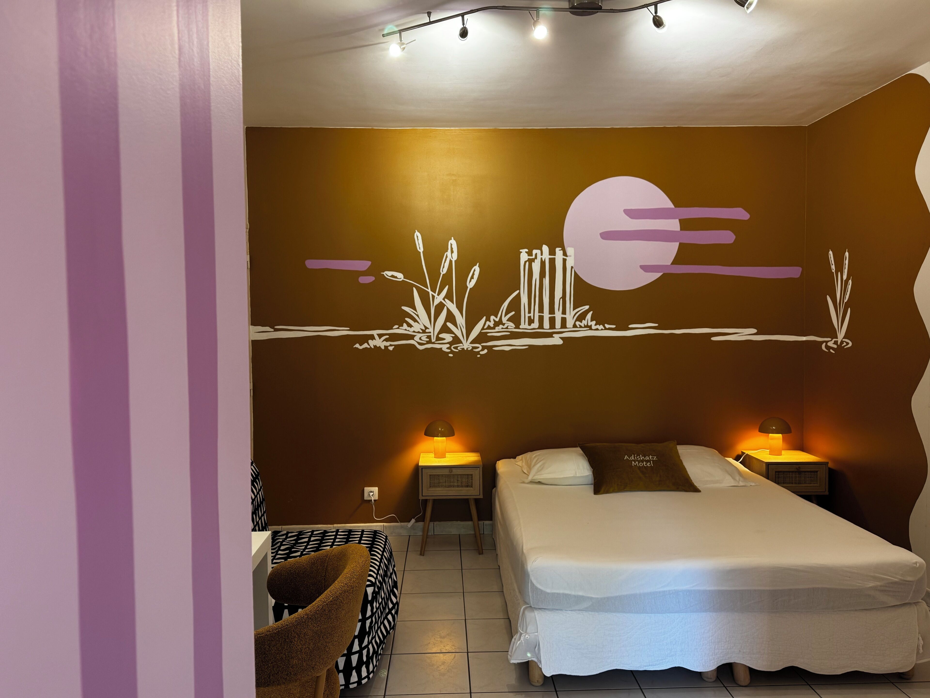 Free WiFi, bed sheets