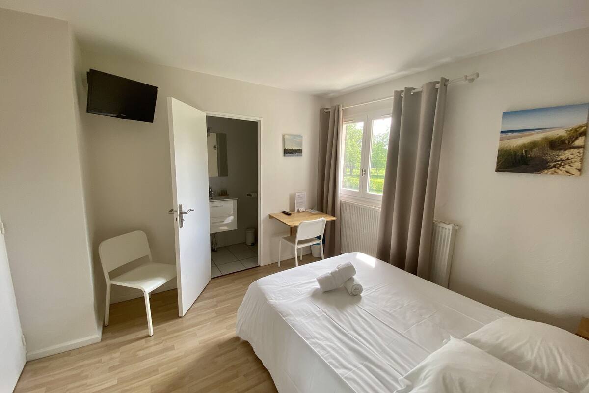 family room | 2 bedrooms, free wifi, bed sheets