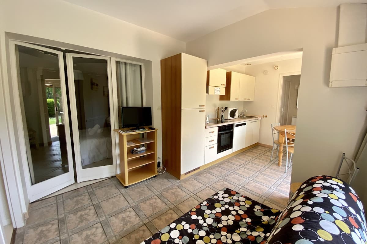 family apartment, 2 bedrooms, terrace, garden area | 2 bedrooms, free wifi, bed sheets