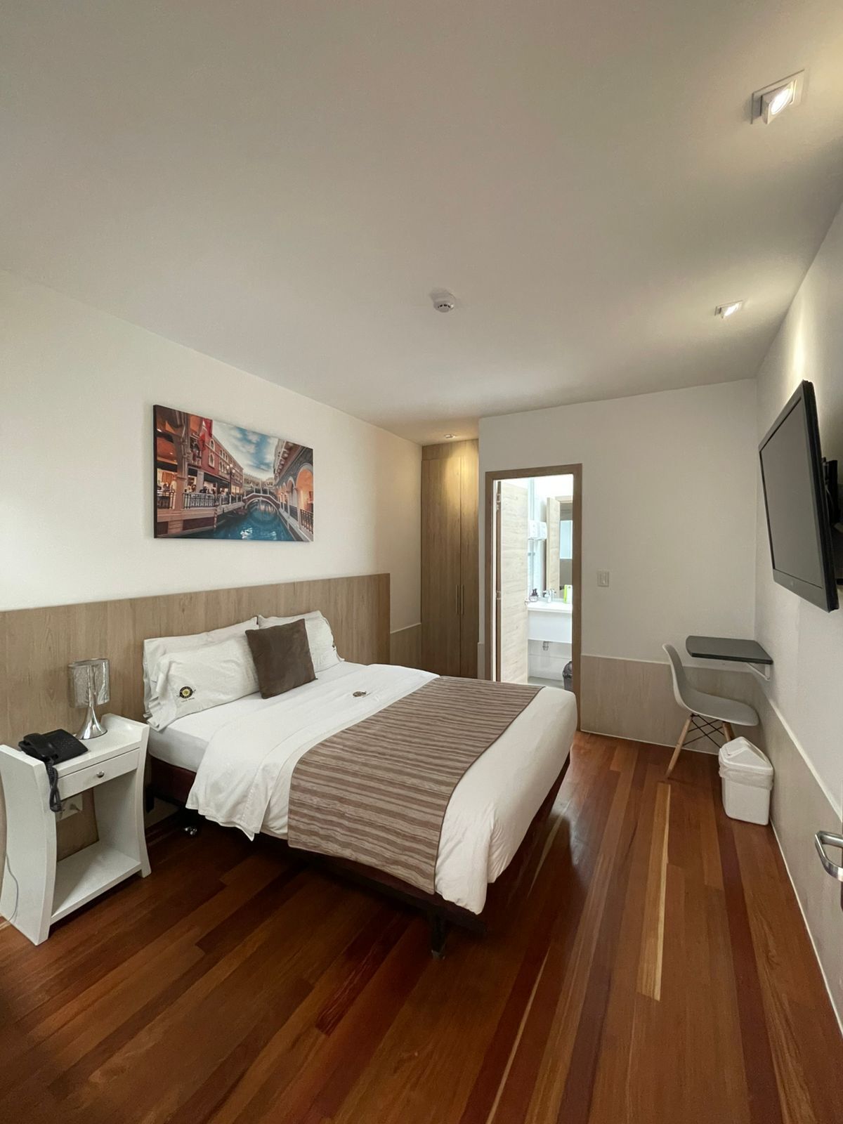 standard double room | premium bedding, individually decorated, individually furnished, desk