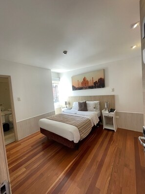 Habitación estándar doble | Ropa de cama de alta calidad y decoración individual