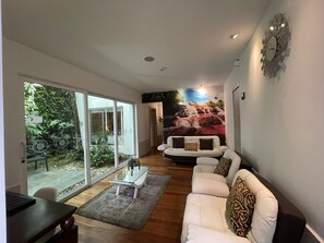 40-inch Smart TV with digital channels, first-run movies, heated floors - Casa Hotel Boyaca Real (Bogotá)