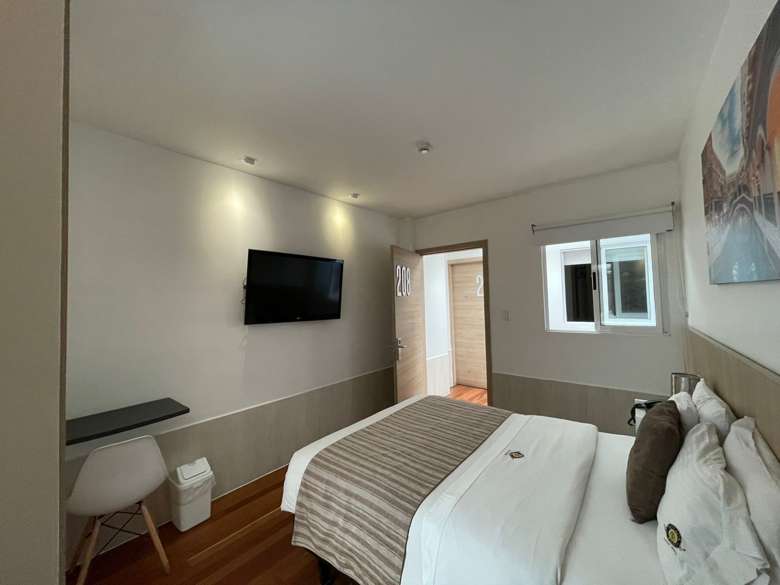 standard double room | premium bedding, individually decorated, individually furnished, desk