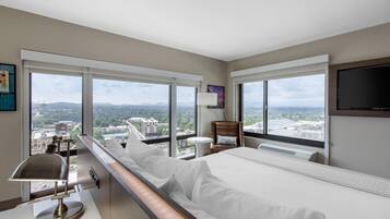 Premium Corner King Guest Room (upper floor) | Ropa de cama de alta calidad y caja de seguridad en la habitación