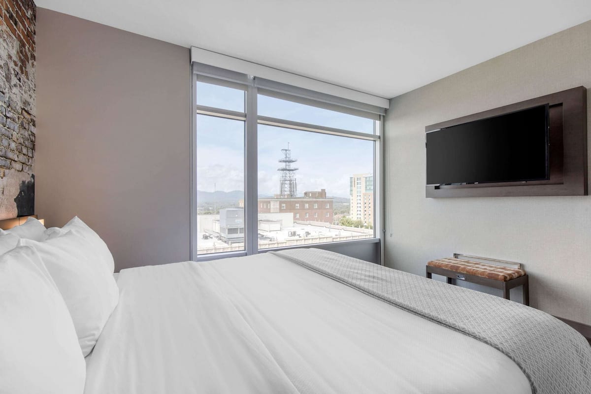 Premium bedding, in-room safe, individually decorated