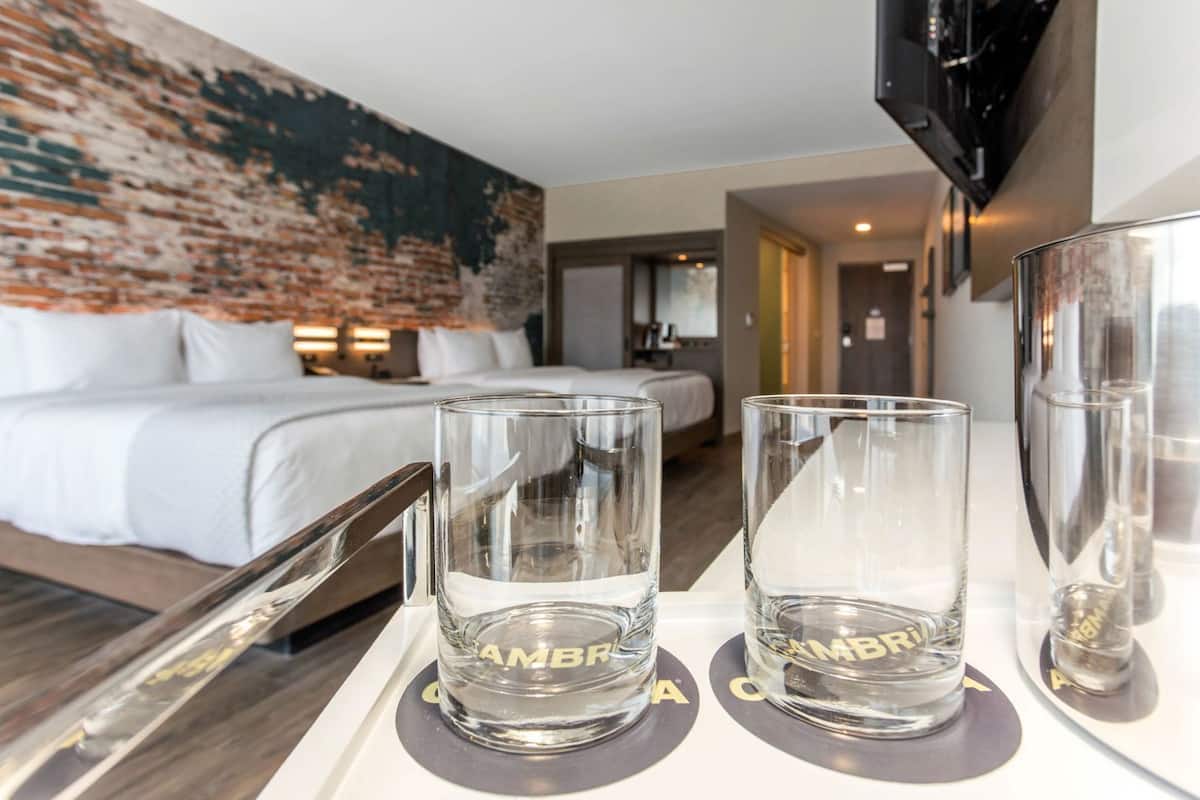 Premium bedding, in-room safe, individually decorated