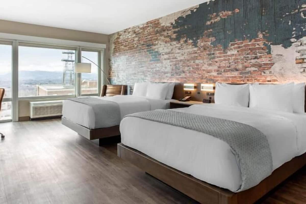 Premium bedding, in-room safe, individually decorated