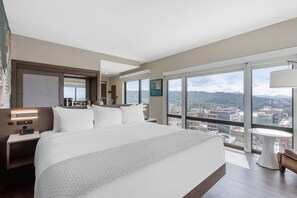 Premium Corner King Guest Room (upper floor) | Ropa de cama de alta calidad y caja de seguridad en la habitación 