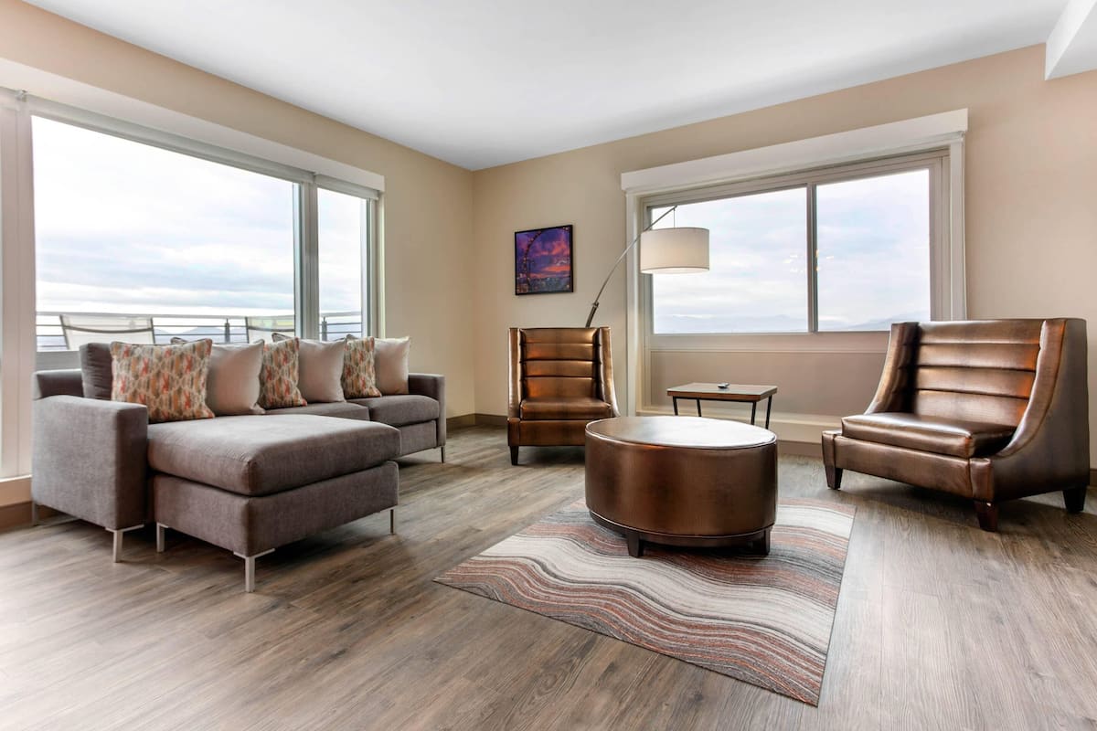 Suite, 1 King Bed, Non Smoking | Premium bedding, in-room safe, desk, laptop workspace