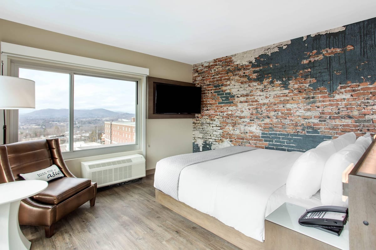 Premium bedding, in-room safe, desk, laptop workspace