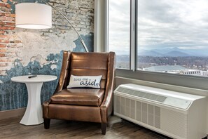 Premium bedding, in-room safe, individually decorated - Cambria Hotel Downtown Asheville (Asheville)