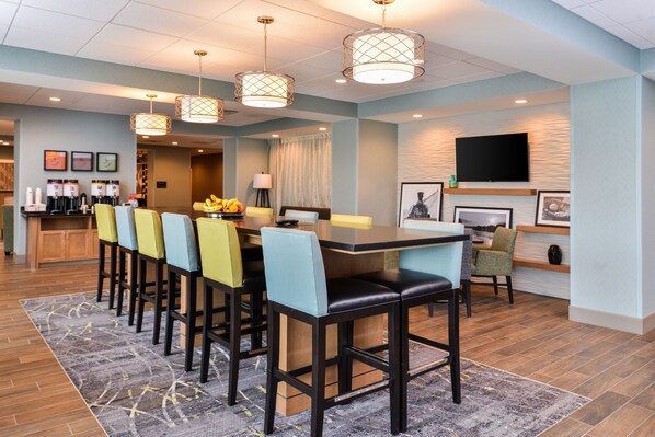 Free daily breakfast - Hampton Inn Omaha Airport (Carter Lake)