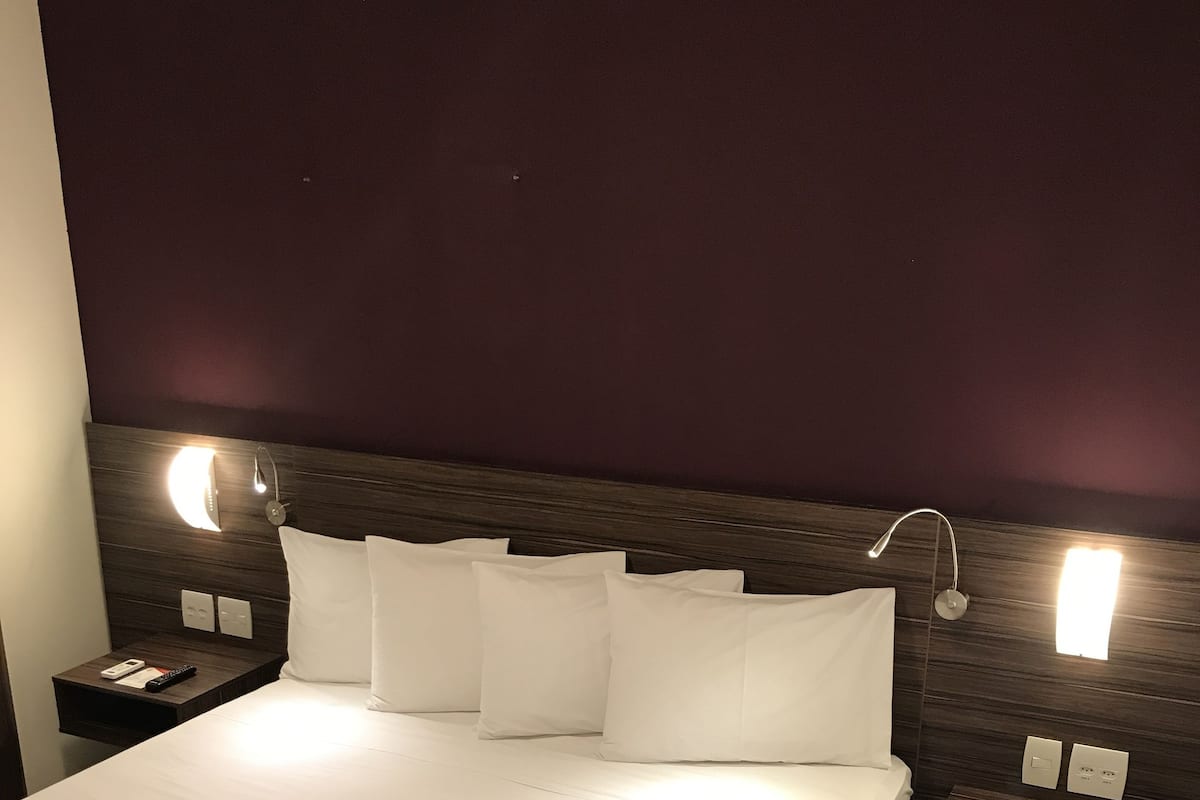 Doppia Superior, 1 letto queen | Minibar, una cassaforte in camera, una scrivania, tende oscuranti