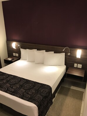 Habitación doble superior, 1 cama Queen size | Minibar, caja de seguridad en la habitación y escritorio