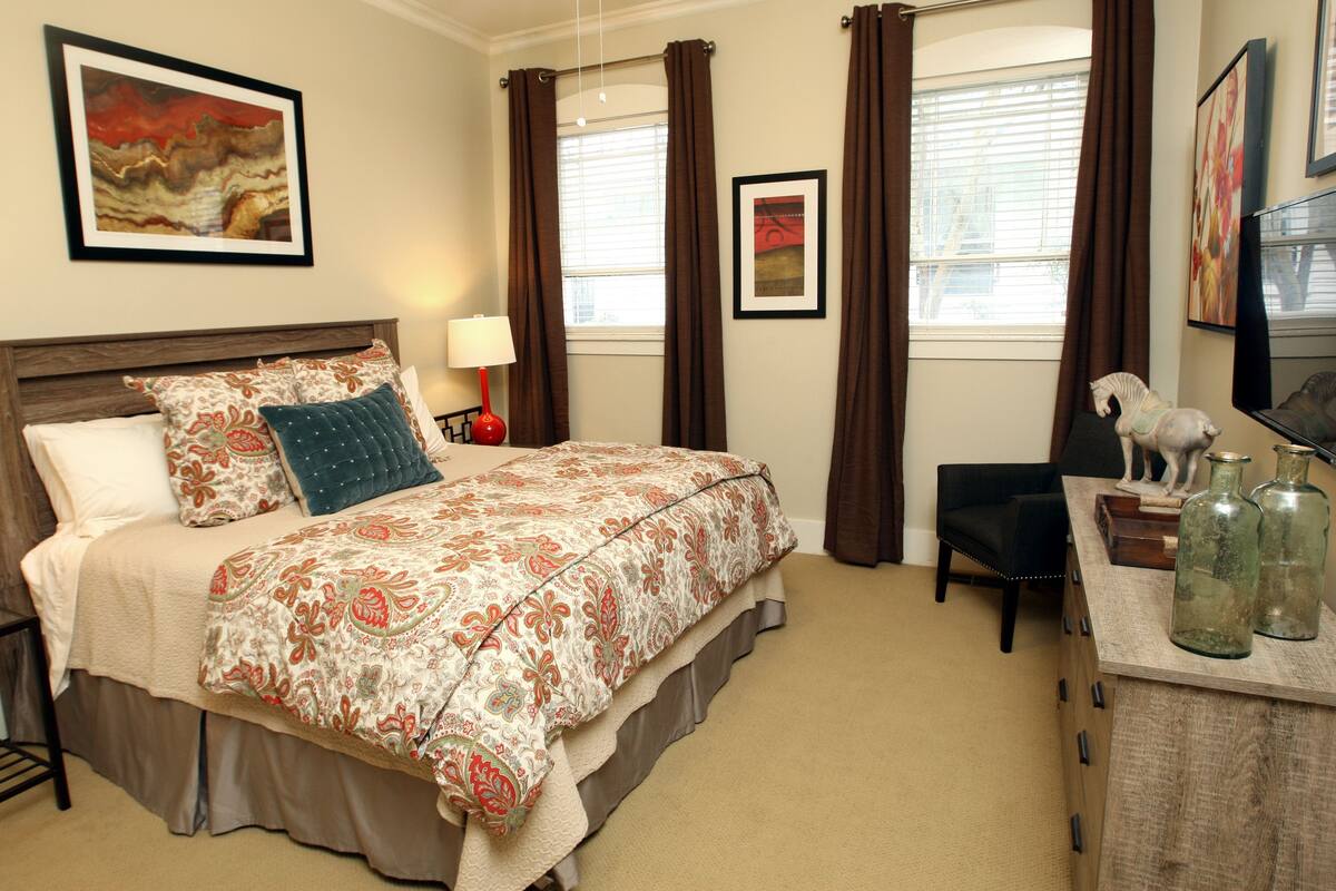 Yellow Door | Premium bedding, iron/ironing board, WiFi (free)