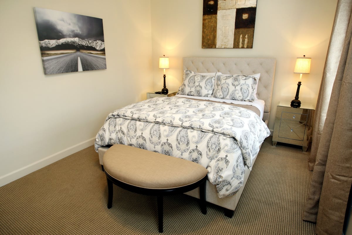 Blue Door Condo | Premium bedding, iron/ironing board, free WiFi