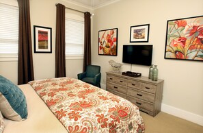 Yellow Door | Premium bedding, iron/ironing board, free WiFi