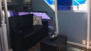 Houseboat, 2 Bedroom, Harbor View | Opholdsområde