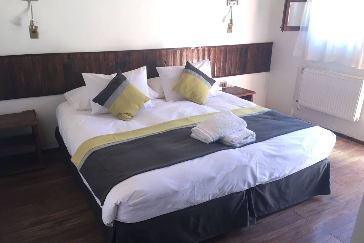 Camera con letto matrimoniale o 2 letti singoli, non fumatori | Lenzuola, accesso in sedia a rotelle