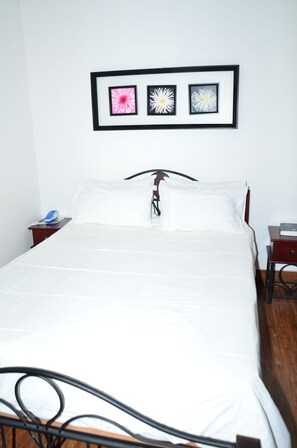 Biancheria da letto di alta qualità, una scrivania, tende oscuranti