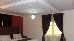 Una habitación de hotel con una cama grande, un escritorio y una silla.