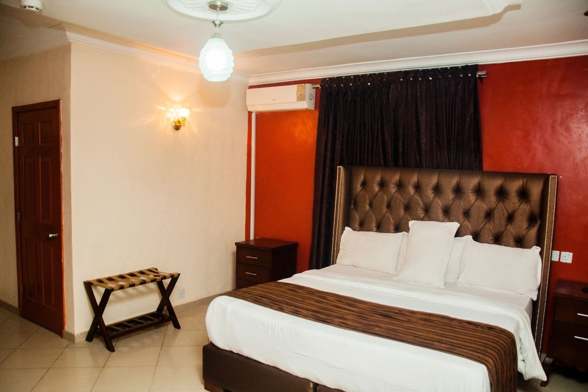 Desk, laptop workspace, WiFi (free), bed sheets