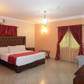 Phòng Deluxe | Bàn, khu vực làm việc phù hợp cho laptop 