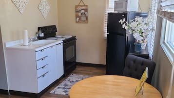 Studio Suite, 1 Bedroom, Non Smoking, Kitchenette | Private kitchen