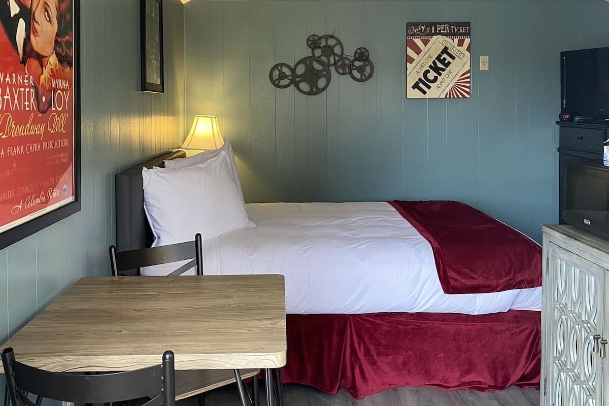 Cabin, 1 Queen Bed, Non Smoking, Refrigerator & Microwave