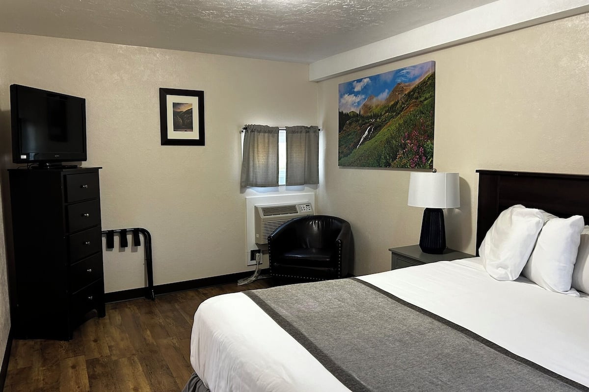 Classic Suite, 1 Queen Bed, Non Smoking, Kitchenette