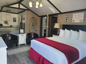 Individually decorated, individually furnished, laptop workspace - Lamplighter Cabins & Suites (Helena)