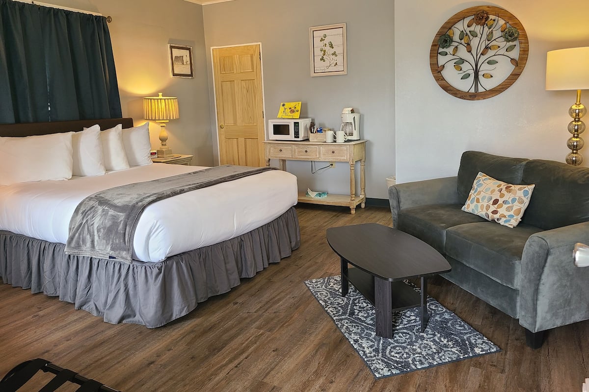 1 bedroom, individually decorated, individually furnished