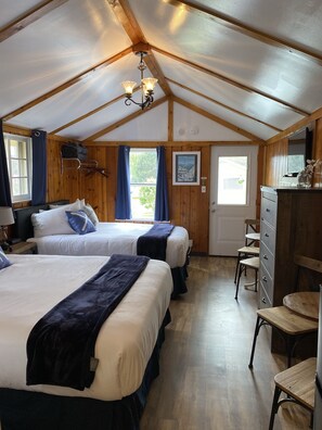 Individually decorated, individually furnished, laptop workspace - Lamplighter Cabins & Suites (Helena)
