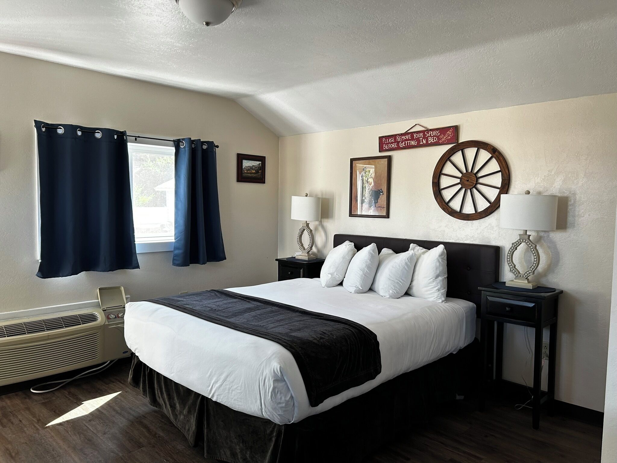 Cabin, 1 Queen Bed, Non Smoking, Kitchenette | Individually decorated, individually furnished, laptop workspace