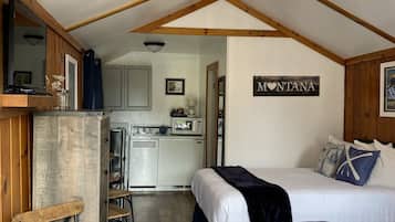 Hytte, 2 queensize-senger, ikke-røyk, tekjøkken | Individuelt dekorert, individuelt innredet og skrivebord for bærbar PC