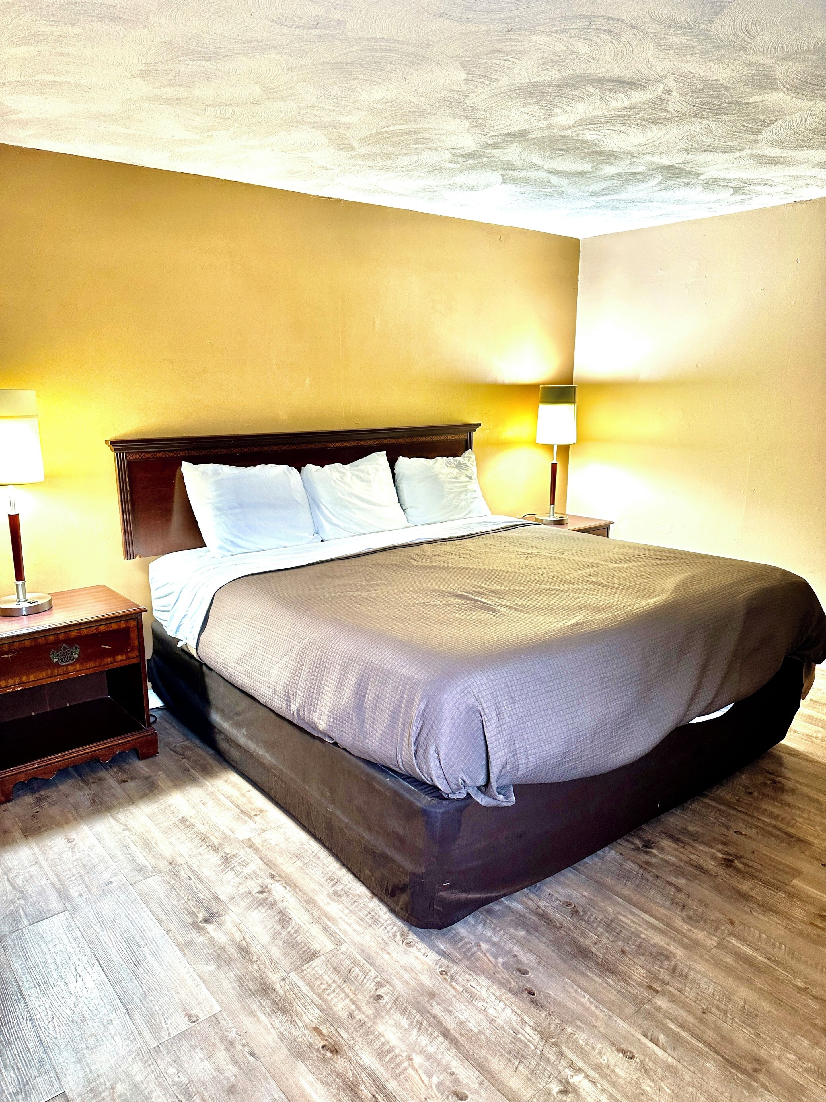 Basic Room, 1 King Bed, Ground Floor | Living area | 32-inch LED TV with cable channels, TV