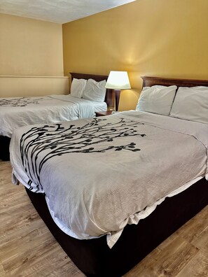 Basic-Zimmer, 2 Doppelbetten, Erdgeschoss | Wohnbereich | 32-Zoll-LED-Fernseher mit Kabelempfang, Fernseher